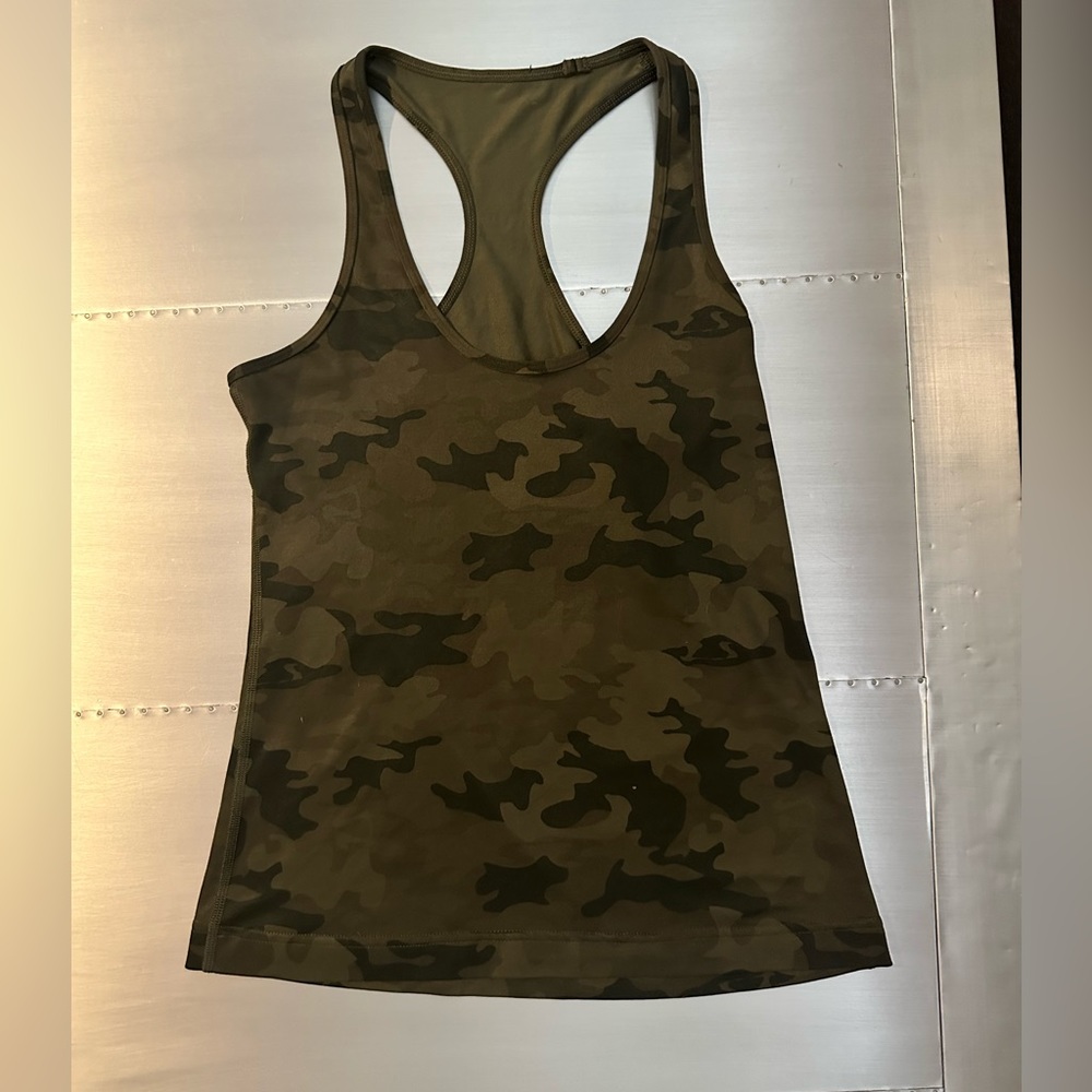Lululemon green camo tank, hip/crop length